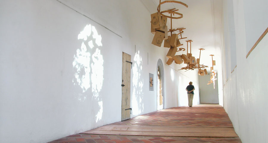 Übergang vom Kunstmuseum ins Ittinger Museum mit dem Werk "Sternennebel" (1991) von Hannes Brunner.